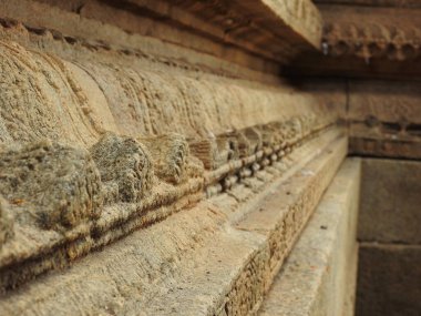 Hindistan 'ın Andhra Pradesh eyaletinde Lepakshi' de bulunan Veerabhadra Hindu tapınağında tanrı ve tanrıça oymalı güzel taş sütunlar.