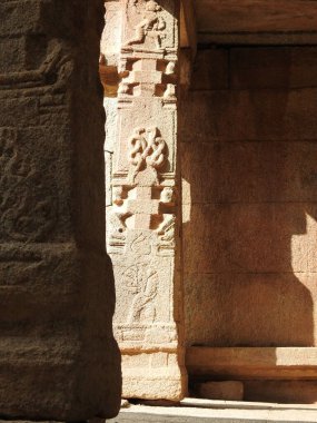 Hindistan 'ın Andhra Pradesh eyaletinde Lepakshi' de bulunan Veerabhadra Hindu tapınağında tanrı ve tanrıça oymalı güzel taş sütunlar.