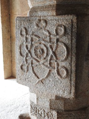 Hindistan 'ın Andhra Pradesh eyaletinde Lepakshi' de bulunan Veerabhadra Hindu tapınağında tanrı ve tanrıça oymalı güzel taş sütunlar.