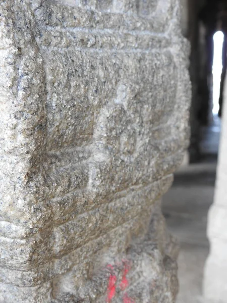 インド アンドラ プラデーシュ州レパクシにあるエベラブラ ヒンドゥー寺院では 神と女神が彫刻された美しい石柱が見られます — ストック写真
