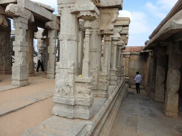位于印度安得拉邦Lepakshi的Veerabhadra印度教庙宇中 有许多漂亮的石柱 上面雕刻着神和女神 — 图库照片