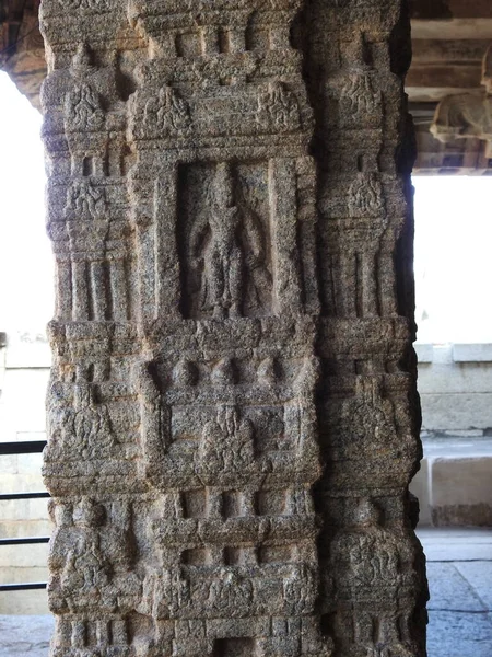 インド アンドラ プラデーシュ州レパクシにあるエベラブラ ヒンドゥー寺院では 神と女神が彫刻された美しい石柱が見られます — ストック写真