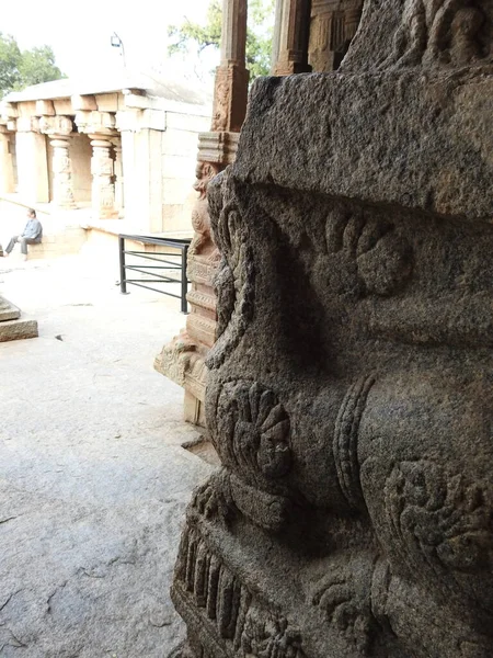位于印度安得拉邦Lepakshi的Veerabhadra印度教庙宇中 有许多漂亮的石柱 上面雕刻着神和女神 — 图库照片