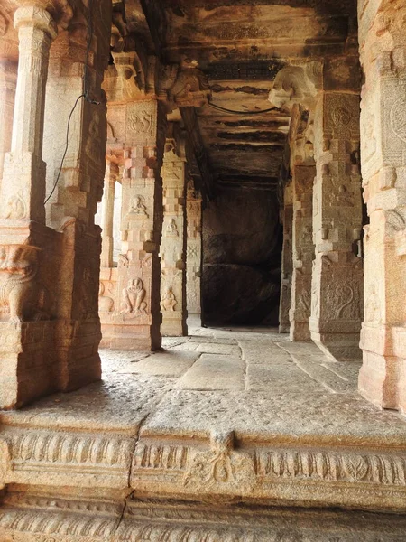Hermosos Pilares Piedra Con Dios Diosa Tallando Veerabhadra Templo Hindú —  Fotos de Stock