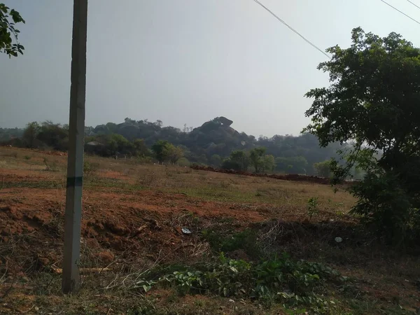 NH275 Bangalore 'un, Kumbalgodu yakınlarındaki gölün yukarısındaki Mysore Ulusal Otoyolu üstgeçidine yakın.