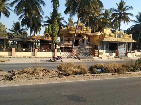 インドのカルナータカ州バンガロール 美しい主クリシュナ寺院の閉鎖ビダディ近くのNh 275ハイウェイ道路 — ストック写真