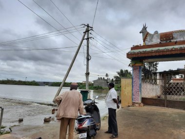 Hirisave, Karnataka, Hindistan-Aug 05, 2022: Köy rezervuarının doldurduğu yağmur suyunun kapatılması.