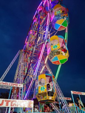 Bangalore, Karnataka, Hindistan-Ekim 05, 2022: Kamakshipalya Zemini yakınlarındaki güzel robotik kuşların ve büyük tekerlek eğlence parkının kapatılması.