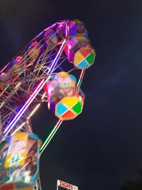 Bangalore, Karnataka, Hindistan-Ekim 05, 2022: Kamakshipalya Zemini yakınlarındaki güzel robotik kuşların ve büyük tekerlek eğlence parkının kapatılması.