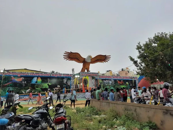 インド カルナータカ州バンガロール2022年10月5日 Kamakshipalya Ground近くの美しいロボット鳥や大きなホイールアミューズメントパークの閉鎖 — ストック写真