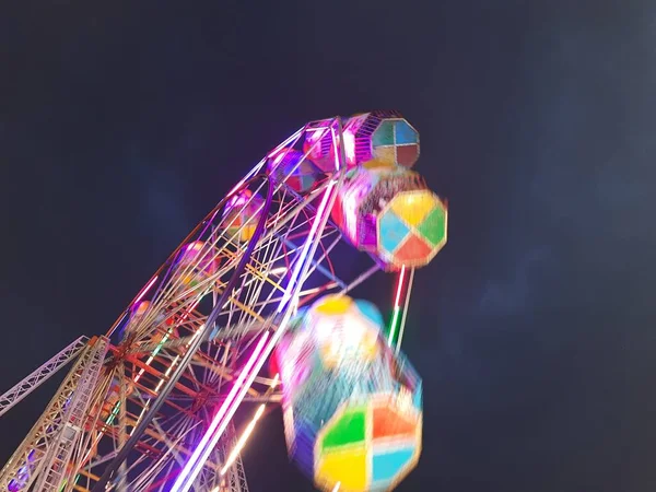 Bangalore Karnataka Indien 2022 Großaufnahme Wunderschöner Robotervögel Und Eines Riesenrad — Stockfoto