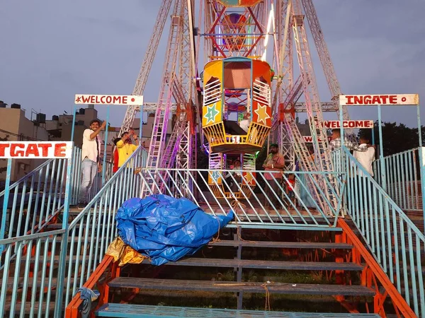 Bangalore Karnataka Indien 2022 Großaufnahme Wunderschöner Robotervögel Und Eines Riesenrad — Stockfoto