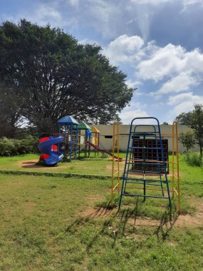 Bangalore, Karnataka, Hindistan-Sep 18, 2022: Makhohalli Ormanı Kapısı 'ndaki güzel spor ekipmanlarının kapatılması.