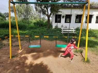 Bangalore, Karnataka, Hindistan-Sep 18, 2022: Makhohalli Ormanı Kapısı 'ndaki güzel spor ekipmanlarının kapatılması.