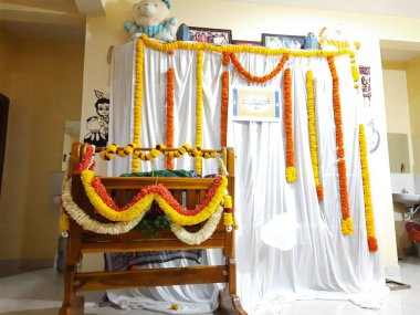 Bangalore, Karnataka, Hindistan-Ağustos 14, 2022: Hindu evindeki güzel Beşik ve İsim Töreninin Kapanışı.
