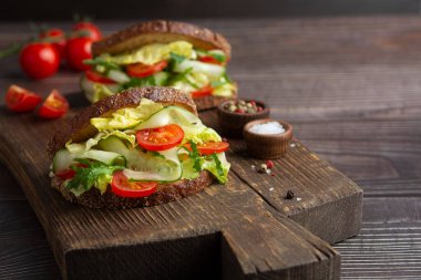 Ahşap arka planda vejetaryen sebzeli sandviçler. Sağlıklı yemek.