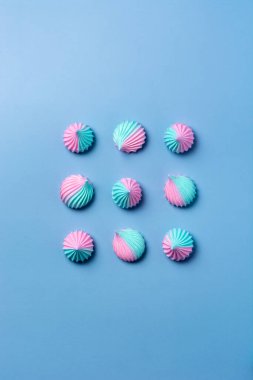 Mavi arka planda renkli kurabiyeler. Gıda deseni düz yatıyordu