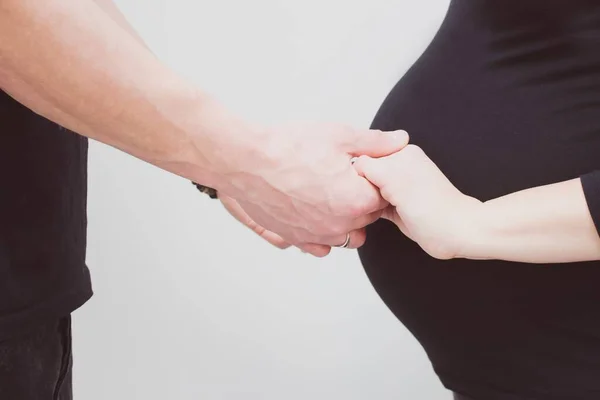 Giovane Coppia Che Tiene Mano Stanno Aspettando Bambino Donna Mesi — Foto Stock