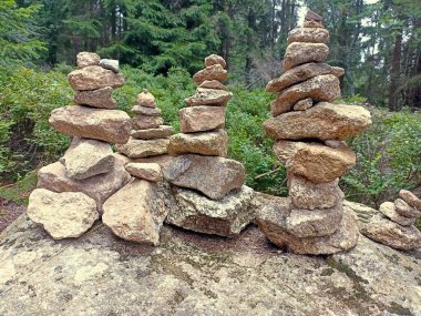 Ormanın ortasındaki büyük bir taşın üzerine düz taşlardan yapılmış heykeller. Taşlardan yapılmış uzun kuleler büyük bir kaya üzerinde duruyor..