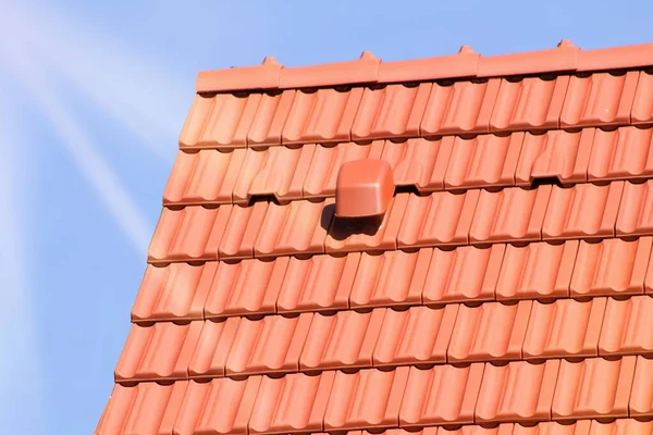房子新屋顶的细部 屋顶凹凸不平 橙色的砖块烧坏了屋顶瓷砖 只是躺在一个木制桁架上 — 图库照片