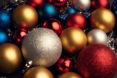 Farklı boylarda ve renklerde Noel topları. Noel kompozisyonu. 