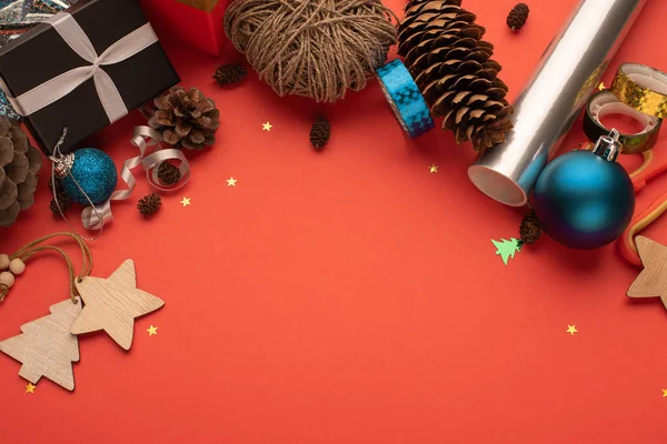 Kerstcompositie Met Geschenkdozen Kegels Decoratie Een Rode Achtergrond — Stockfoto