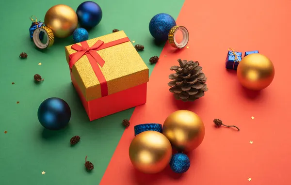 Weihnachtskomposition Mit Zapfen Weihnachtskugeln Und Einer Geschenkbox Auf Hellem Zweifarbigem — Stockfoto