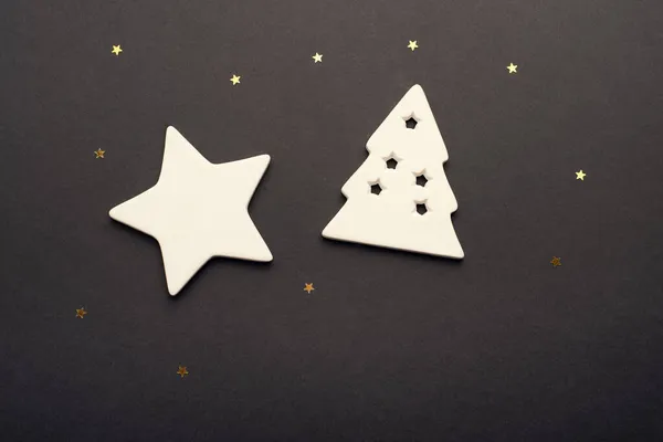 Beyaz Yıldız Yıldızlı Bir Arka Planda Seramikten Yapılmış Noel Ağacı — Stok fotoğraf