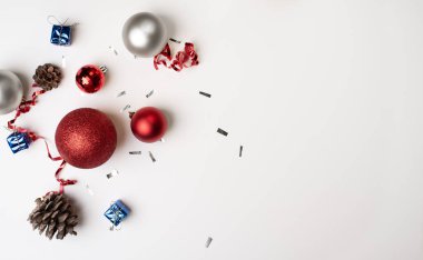 Hafif bir arka planda Noel kompozisyonu. Üst manzara, düz uzanma. 