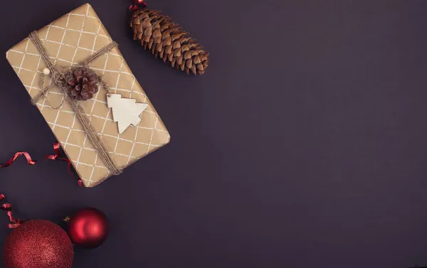 Weihnachtsgeschenk Verpackt Bastelpapier Und Weihnachtsdekoration Auf Dunklem Hintergrund Flache Lage — Stockfoto