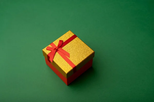 Scatola Regalo Oro Rosso Sfondo Verde Scuro — Foto Stock