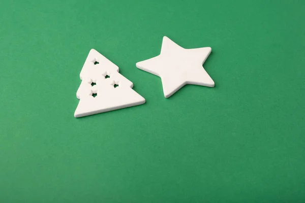 Weißer Stern Und Weihnachtsbaum Aus Keramik Auf Tiefgrünem Hintergrund — Stockfoto