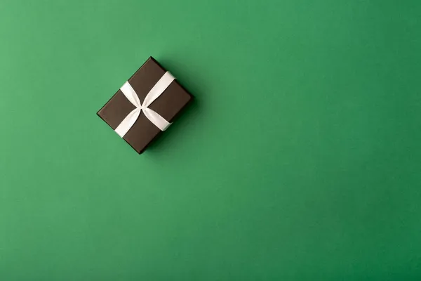 Zwarte Geschenkdoos Met Wit Lint Een Diepgroene Achtergrond Vlakke Lay — Stockfoto
