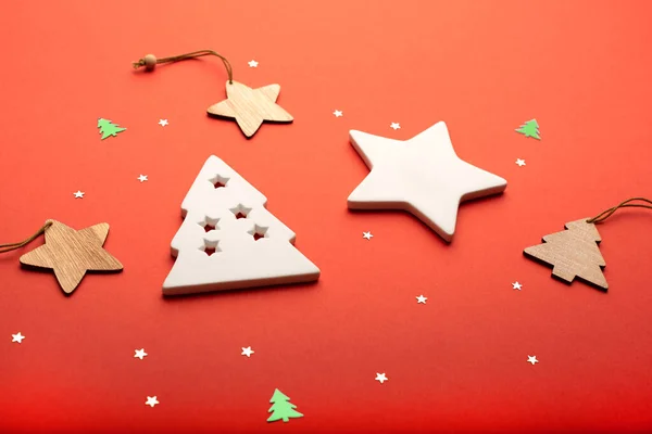 Weihnachtskomposition Aus Sternen Und Weihnachtsbäumen Auf Rotem Hintergrund — Stockfoto