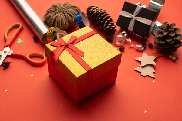 Złote Czerwone Pudełko Boże Narodzenie Prezent Wypaczenia Kompozycji Jasnoczerwone Tło — Zdjęcie stockowe