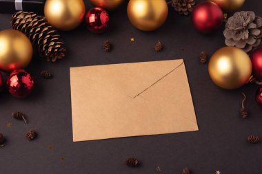 Zanaat zarfı ve karanlık bir arka planda Noel süsü. Düz yatıyordu. 