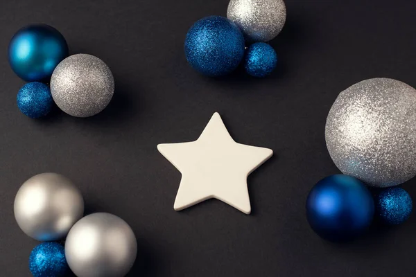 Weiße Keramiksterne Und Weihnachtskugeln Anderer Farbe Auf Dunklem Hintergrund — Stockfoto