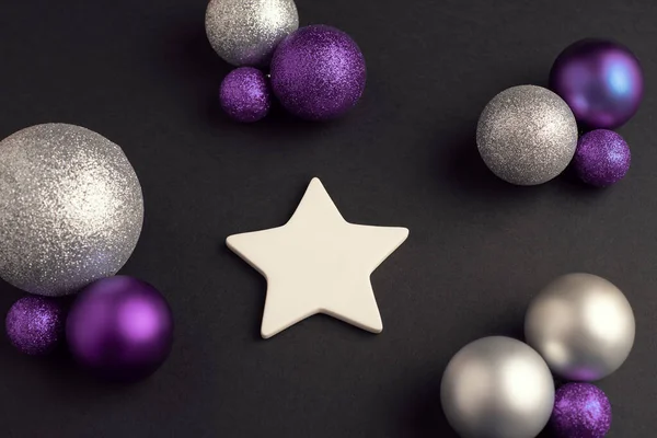 Beyaz Seramik Yıldız Koyu Arkaplanda Farklı Renkte Noel Topları — Stok fotoğraf