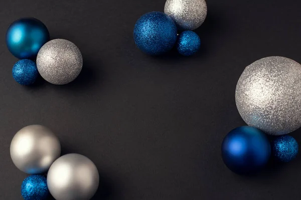 Koyu Arkaplanda Farklı Renkte Noel Topları — Stok fotoğraf