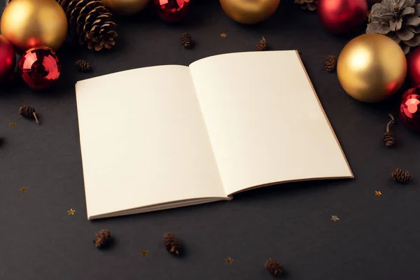 Nyílt Napló Notebook Karácsonyi Bálok Bóják Között Újévi Célok Koncepciója — Stock Fotó