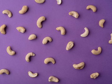 Mor arka planda kaju fıstığı. Düz yatış, üst görünüm.  