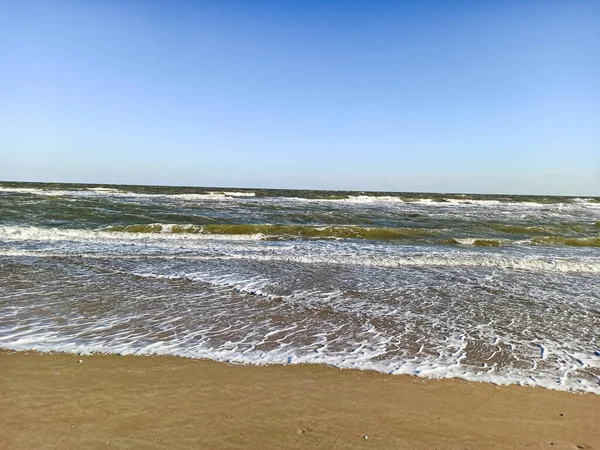 Sturmsee Weiße Stürmische Wellen Wälzen Sich Unter Ohrenbetäubenden Böen Mit — Stockfoto