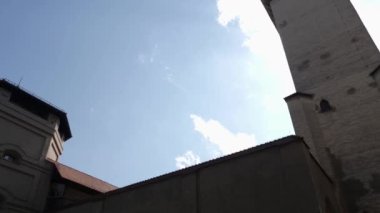 Yazın güneşli bir günde Almanya 'nın Münih şehrinde bir cadde manzarası.