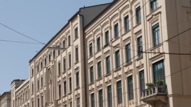 Yazın güneşli bir günde Almanya 'nın Münih şehrinde bir cadde manzarası.