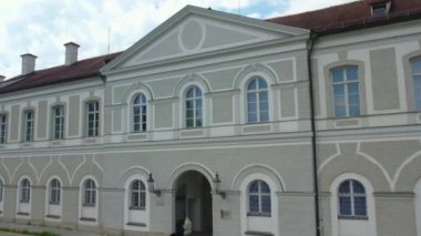 Almanya 'nın Münih şehrinde, güneşli bir yaz gününde çift katlı bir otobüsün tepesinden havadan görülen bir cadde..