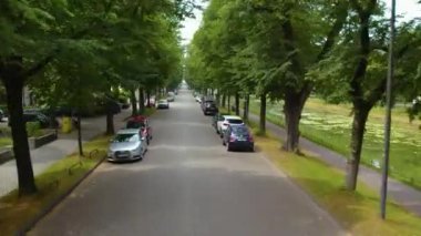 Almanya 'nın Münih şehrinde, güneşli bir yaz gününde çift katlı bir otobüsün tepesinden havadan görülen bir cadde..