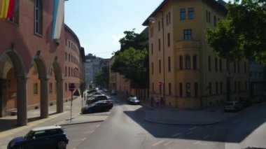 Almanya 'nın Münih şehrinde, güneşli bir yaz gününde çift katlı bir otobüsün tepesinden havadan görülen bir cadde..