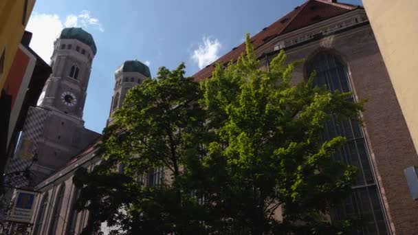 夏天阳光灿烂的德国慕尼黑的一条商业街 — 图库视频影像