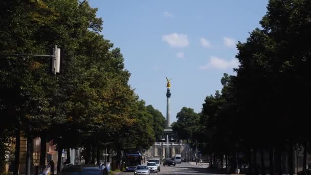 夏の晴れた日にドイツのミュンヘンのダウンタウンの通りの景色 — ストック動画