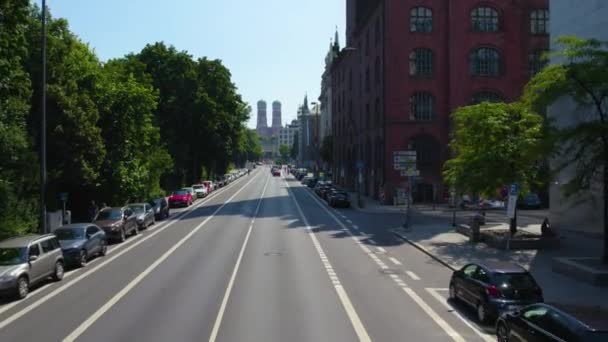 Вид Воздуха Улицу Мюнхене Германия Крыши Двухэтажного Автобуса Солнечный День — стоковое видео